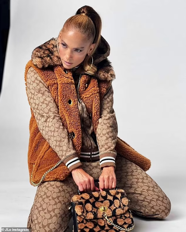 Jennifer Lopez khoe vẻ đẹp c&aacute; t&iacute;nh - Ảnh 3.