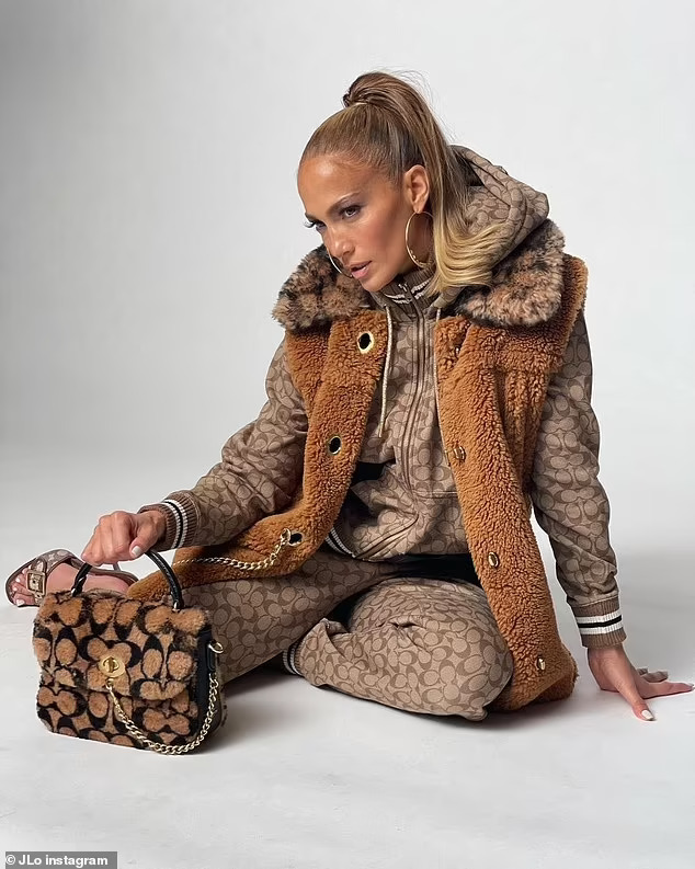 Jennifer Lopez khoe vẻ đẹp c&aacute; t&iacute;nh - Ảnh 2.