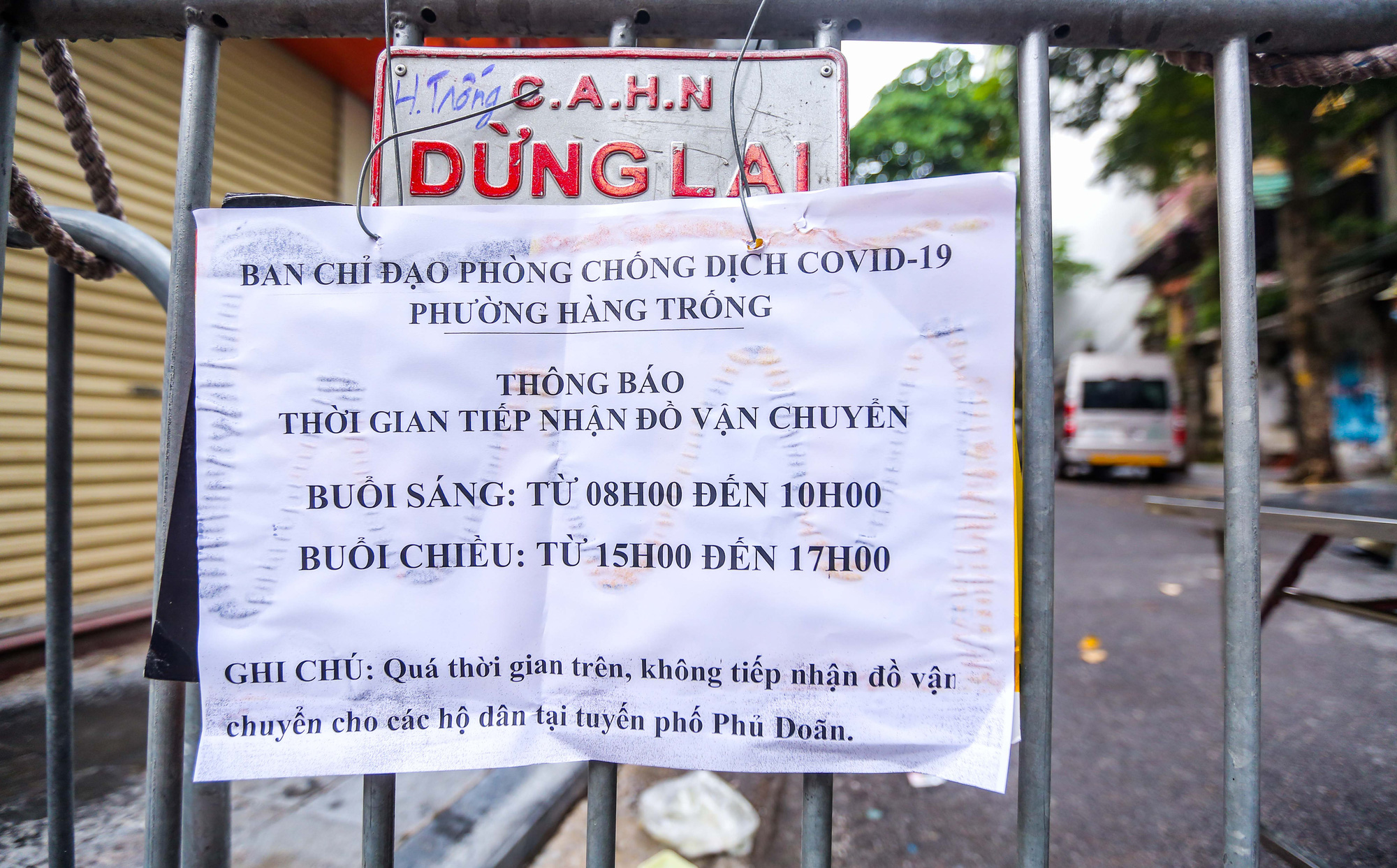CLIP: Hà Nội phong tỏa thêm nhiều tuyến phố gần Bệnh viện Việt Đức - Ảnh 11.