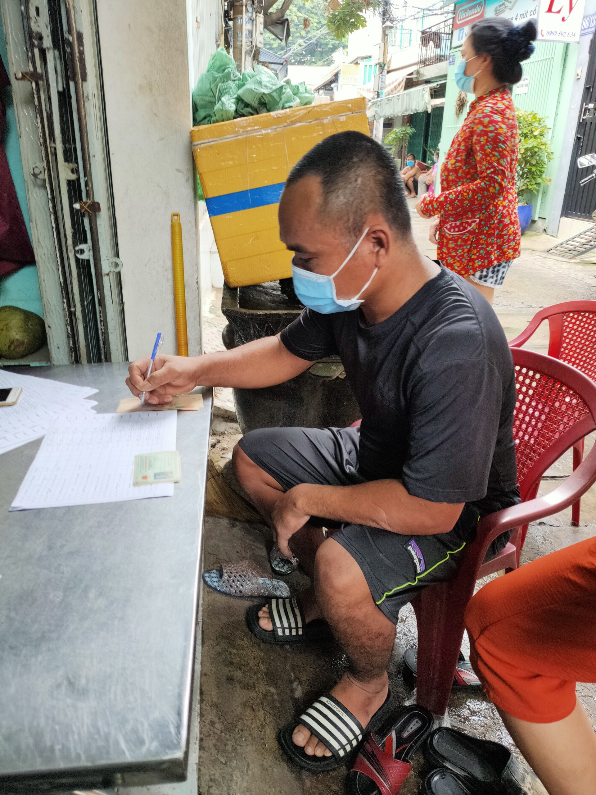 TP HCM: Người d&acirc;n vui mừng khi nhận tiền hỗ trợ đợt 3 - Ảnh 5.