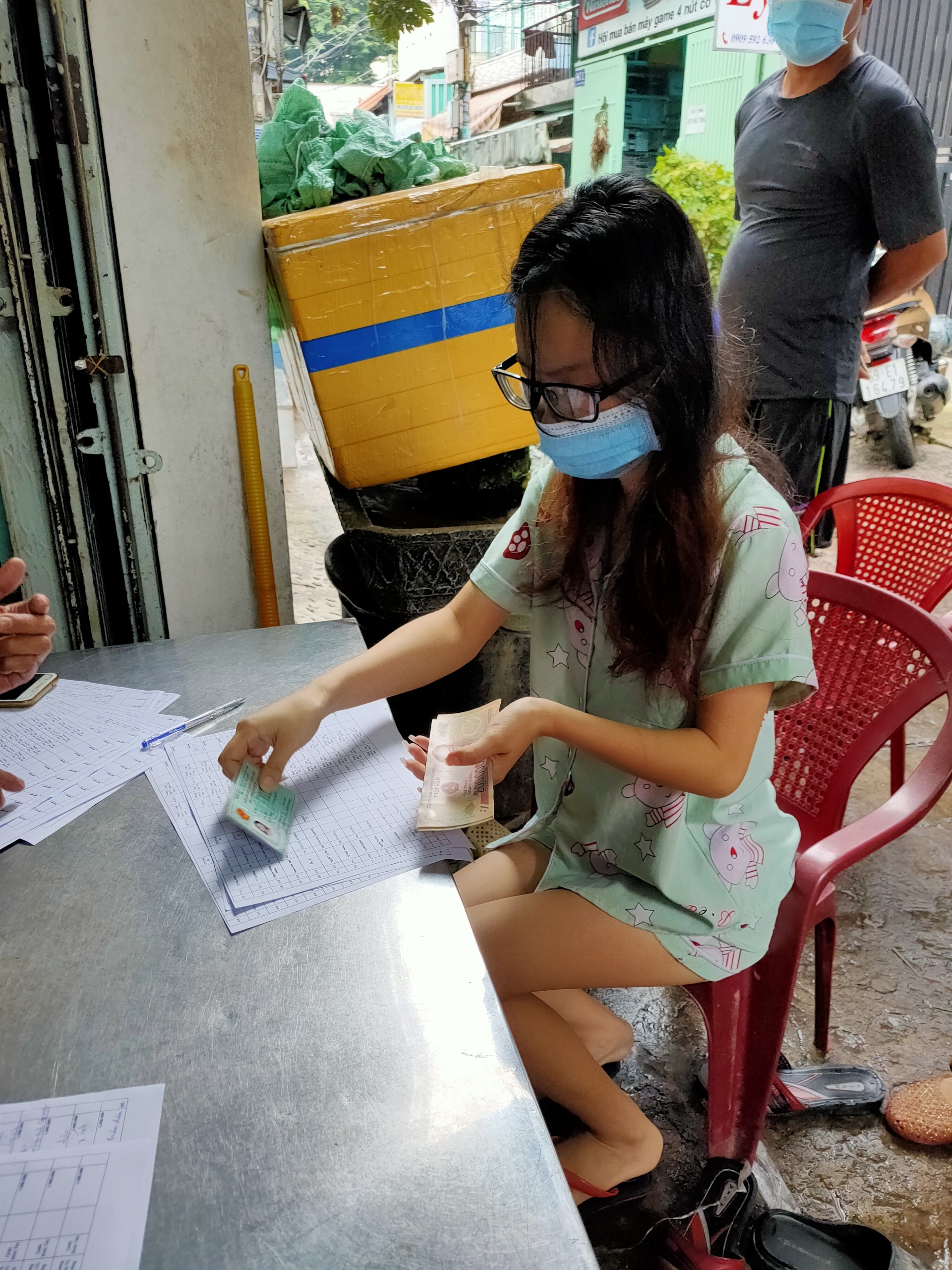 TP HCM: Người d&acirc;n vui mừng khi nhận tiền hỗ trợ đợt 3 - Ảnh 6.