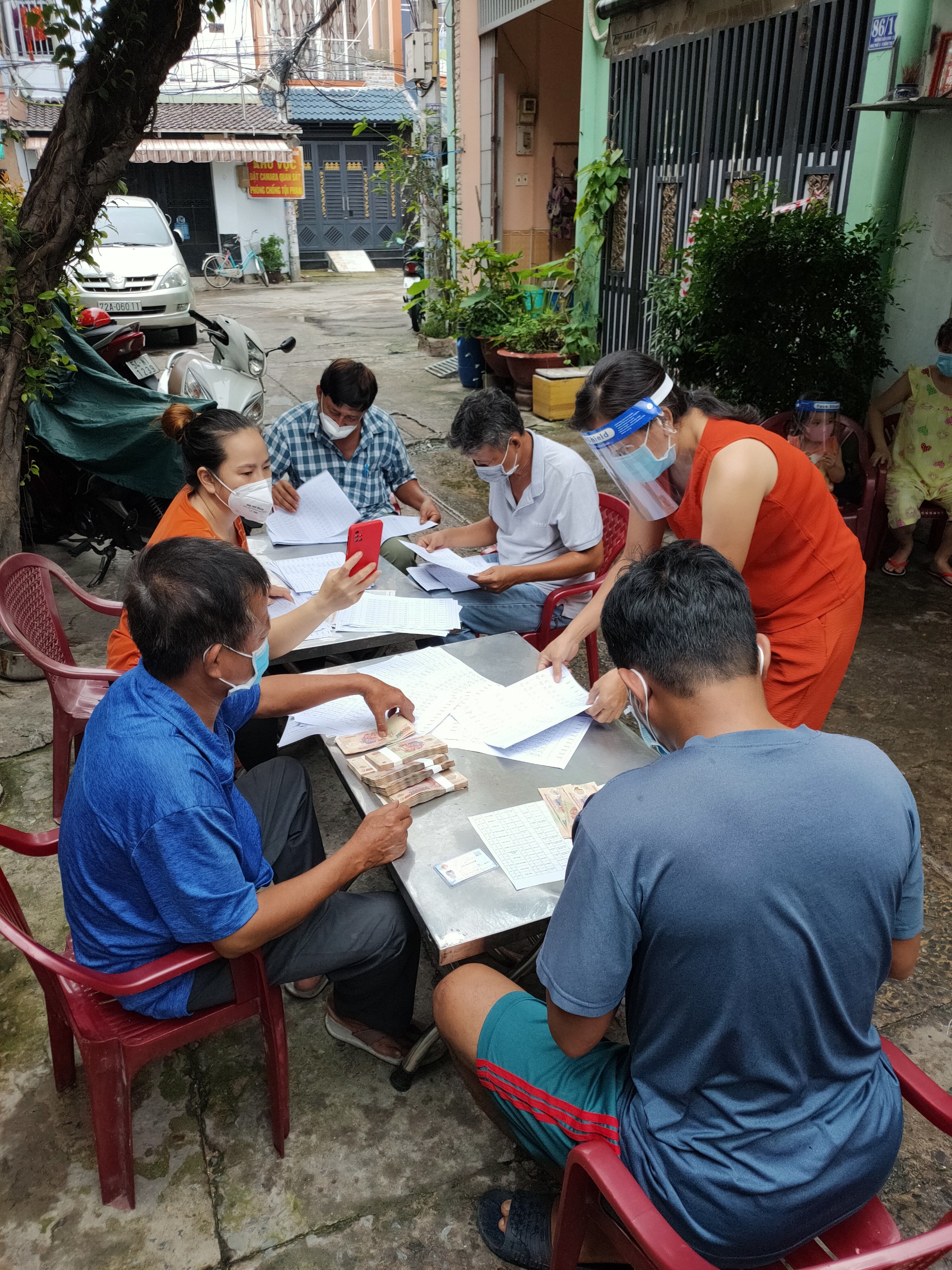 TP HCM: Người d&acirc;n vui mừng khi nhận tiền hỗ trợ đợt 3 - Ảnh 7.