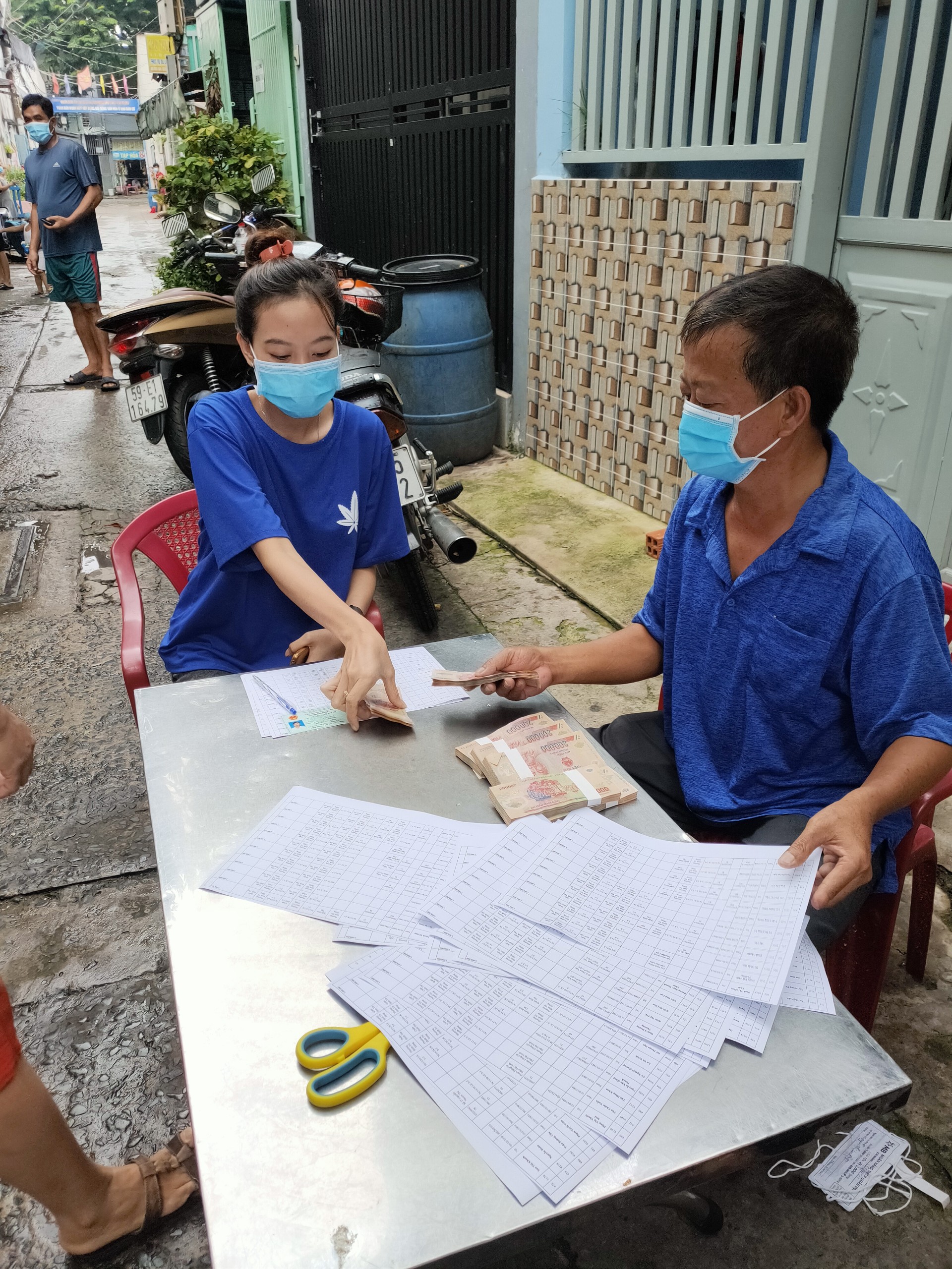 TP HCM: Người d&acirc;n vui mừng khi nhận tiền hỗ trợ đợt 3 - Ảnh 8.