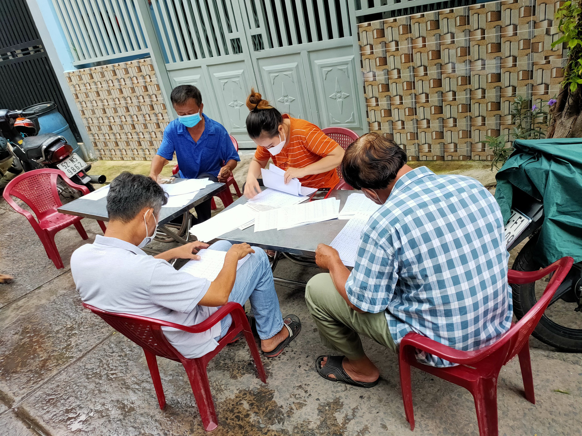 TP HCM: Người d&acirc;n vui mừng khi nhận tiền hỗ trợ đợt 3 - Ảnh 9.