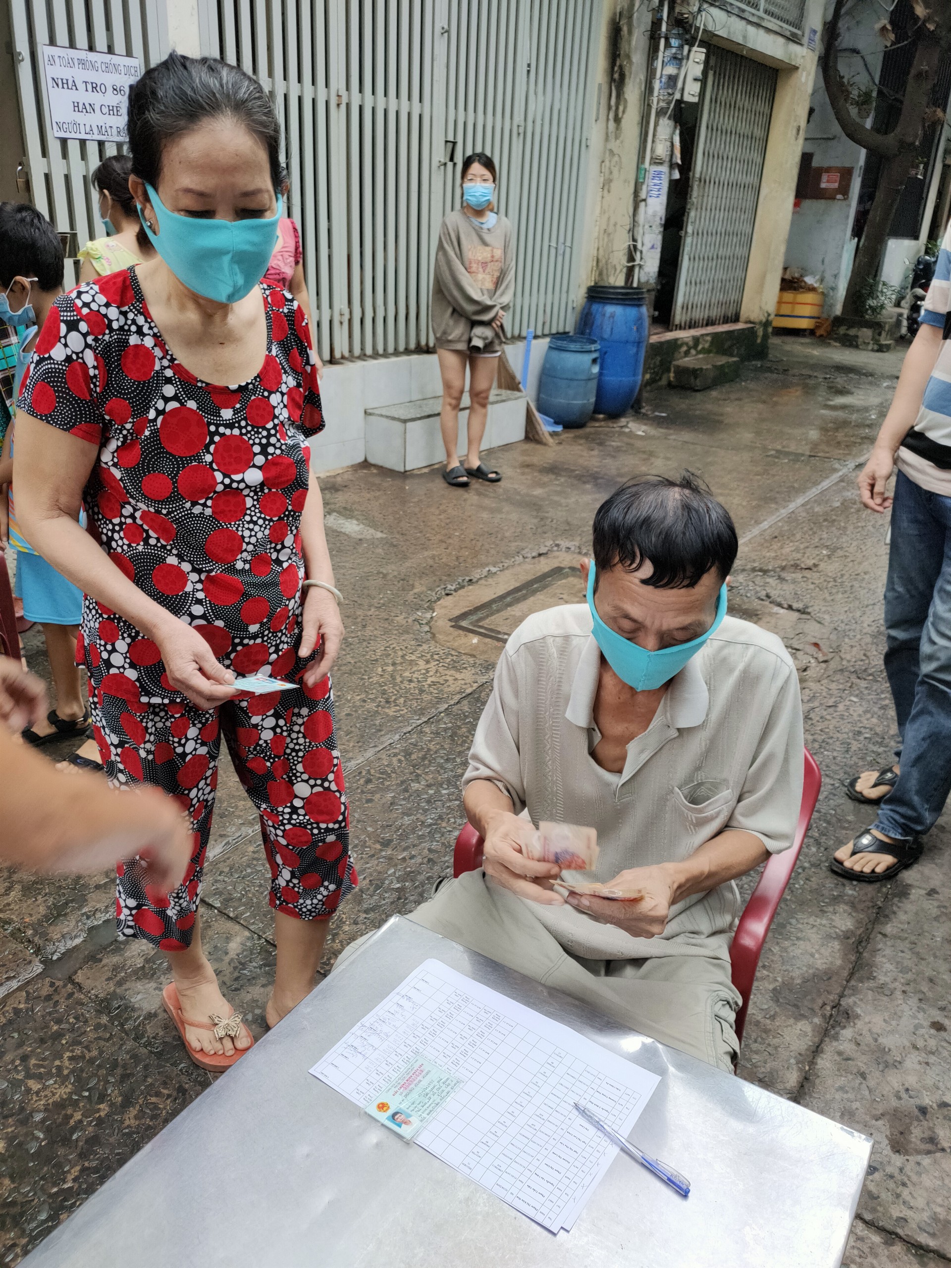 TP HCM: Người d&acirc;n vui mừng khi nhận tiền hỗ trợ đợt 3 - Ảnh 11.