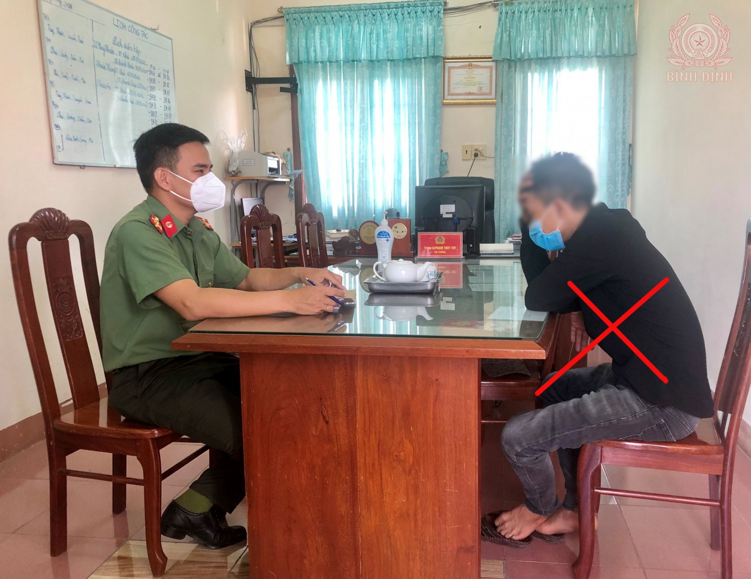 Bị phạt khi ra đường, thanh niên lén chụp ảnh phó công an xã đưa lên mạng bêu xấu