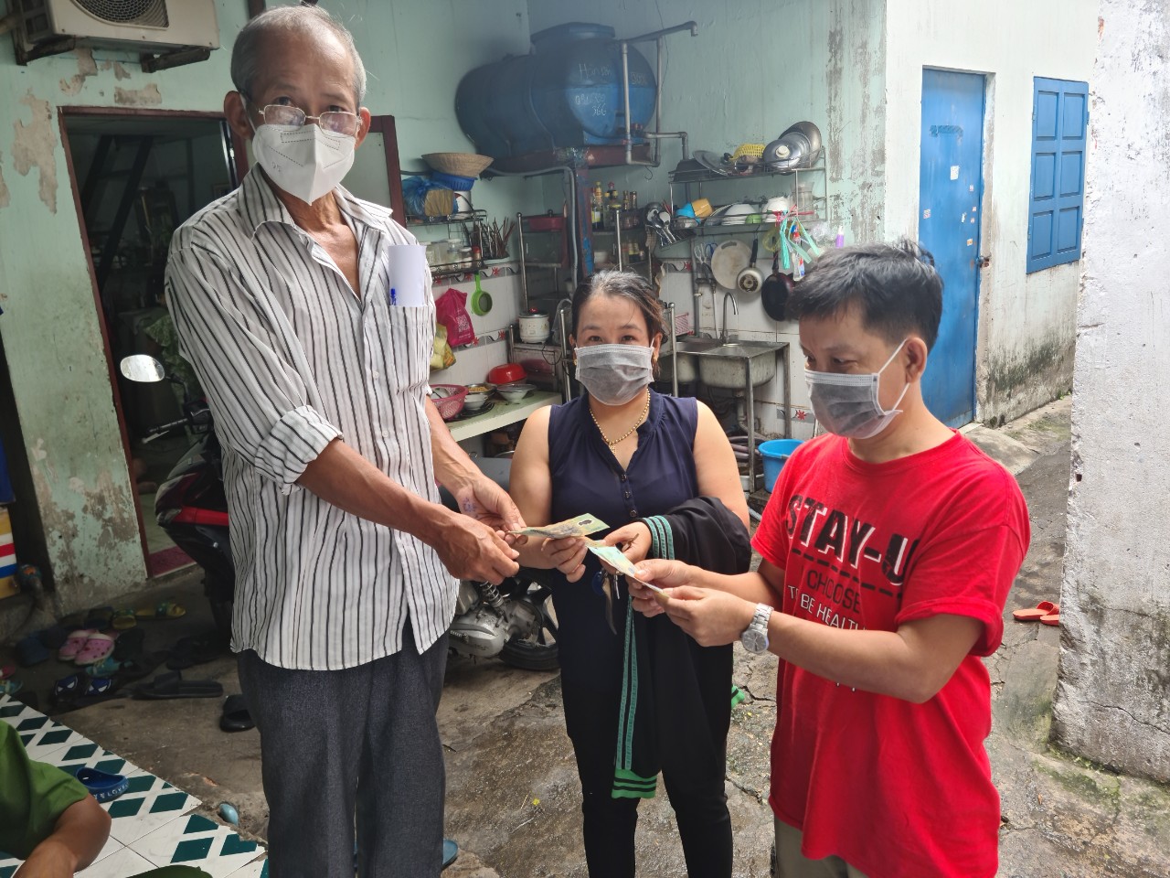 TP HCM: Người dân vui mừng khi nhận tiền hỗ trợ đợt 3