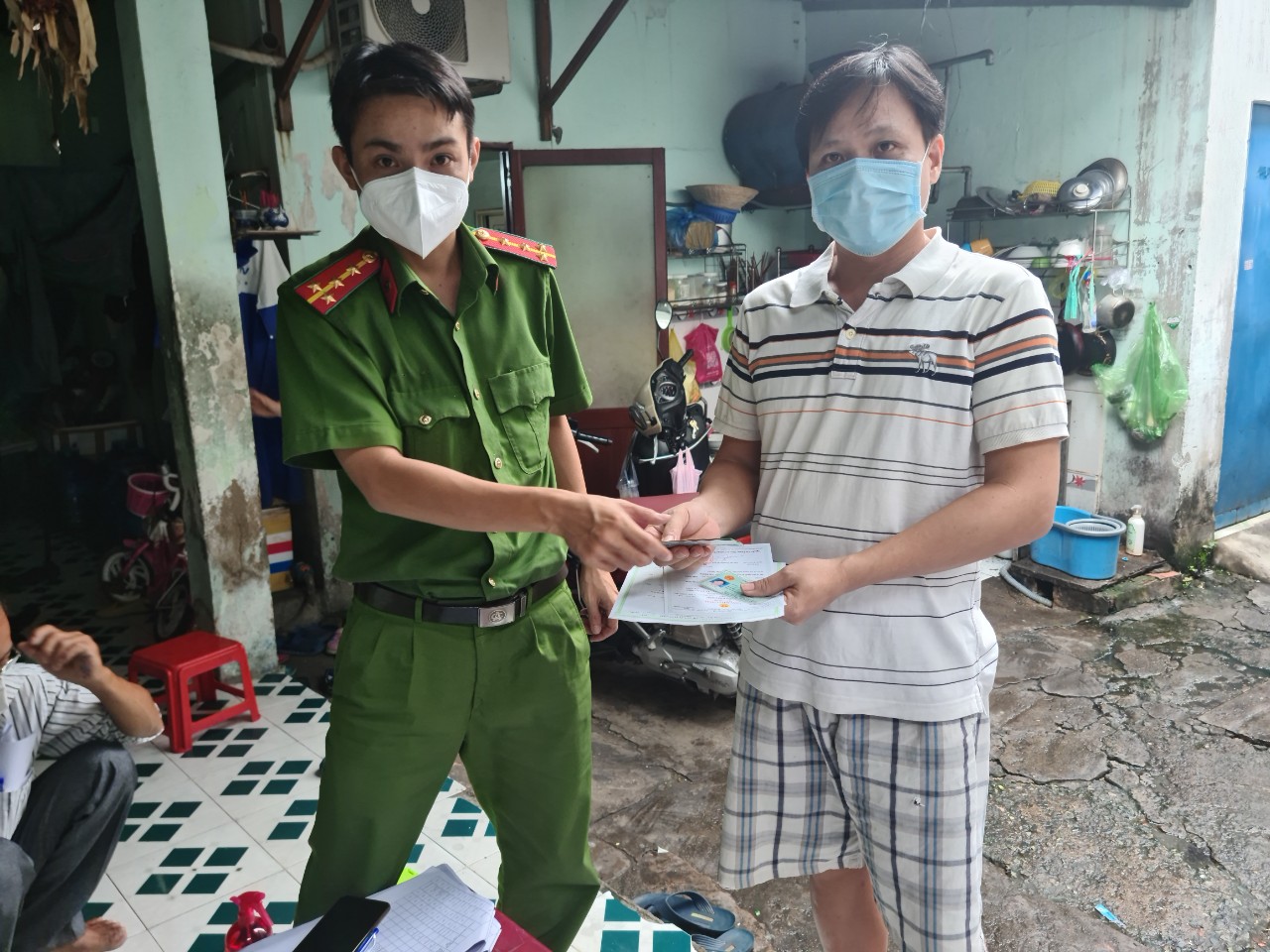 TP HCM: Người d&acirc;n vui mừng khi nhận tiền hỗ trợ đợt 3 - Ảnh 2.