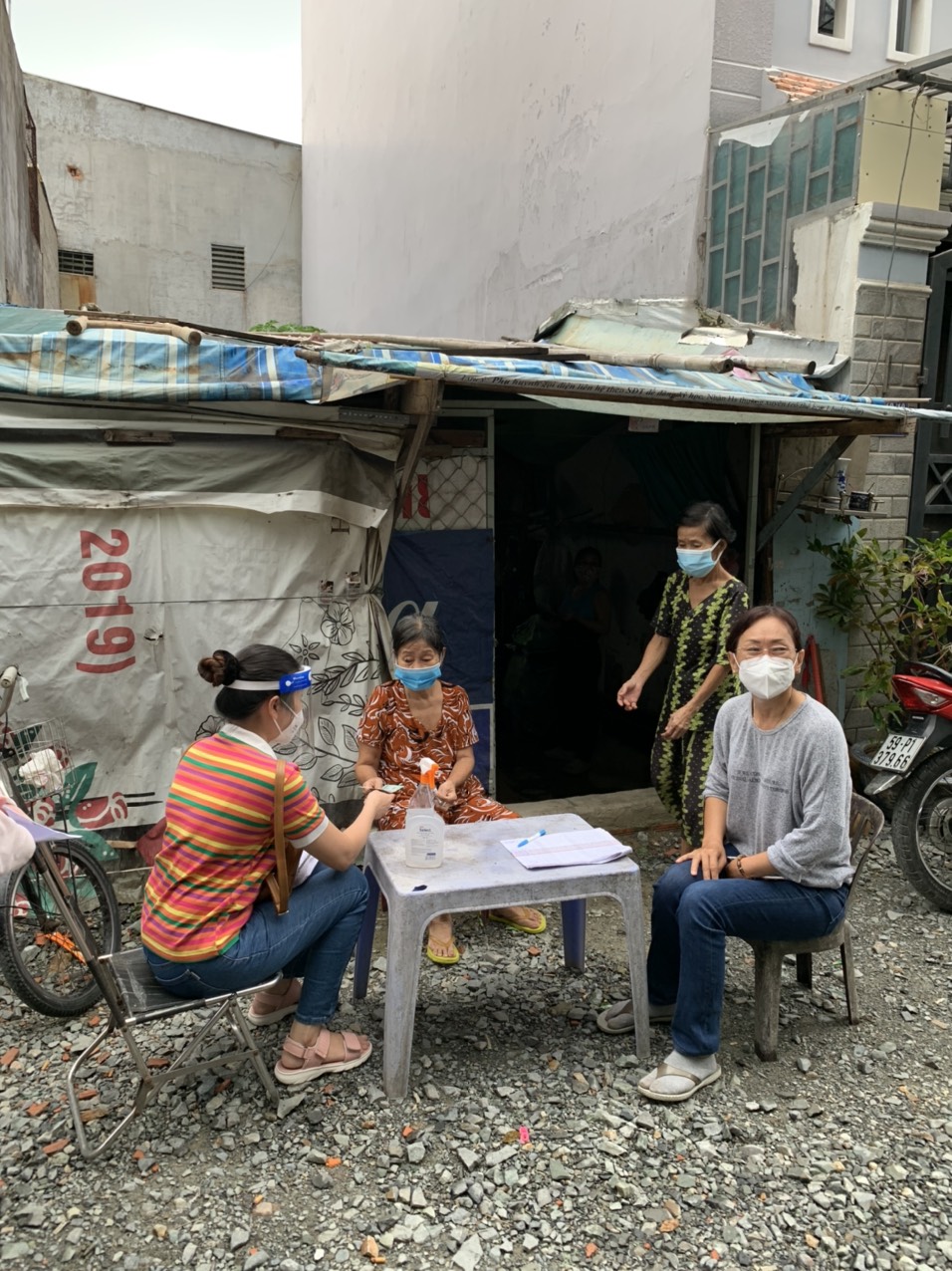 TP HCM: Người d&acirc;n vui mừng khi nhận tiền hỗ trợ đợt 3 - Ảnh 3.