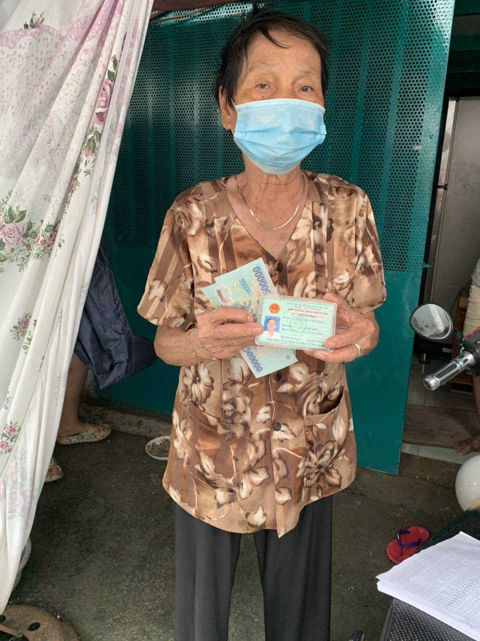 TP HCM: Người d&acirc;n vui mừng khi nhận tiền hỗ trợ đợt 3 - Ảnh 4.