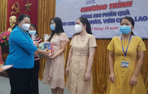 Tặng quà cho con của nhân viên y tế
