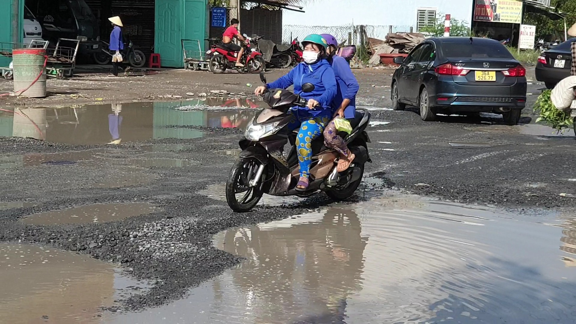 CLIP: Cận cảnh đường tránh Cai Lậy “nát như tương” - Ảnh 10.