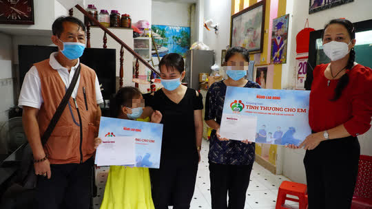 Cha mắc Covid-19 qua đời, các con có nguy cơ bỏ học - Ảnh 2.
