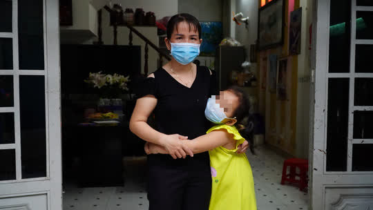 Cha mắc Covid-19 qua đời, các con có nguy cơ bỏ học