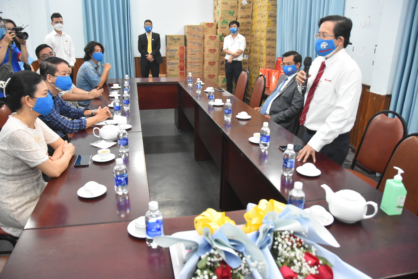 Chương tr&igrave;nh Mai V&agrave;ng nh&acirc;n &aacute;i  hỗ trợ 207 nghệ sĩ, c&ocirc;ng nh&acirc;n s&acirc;n khấu - Ảnh 2.