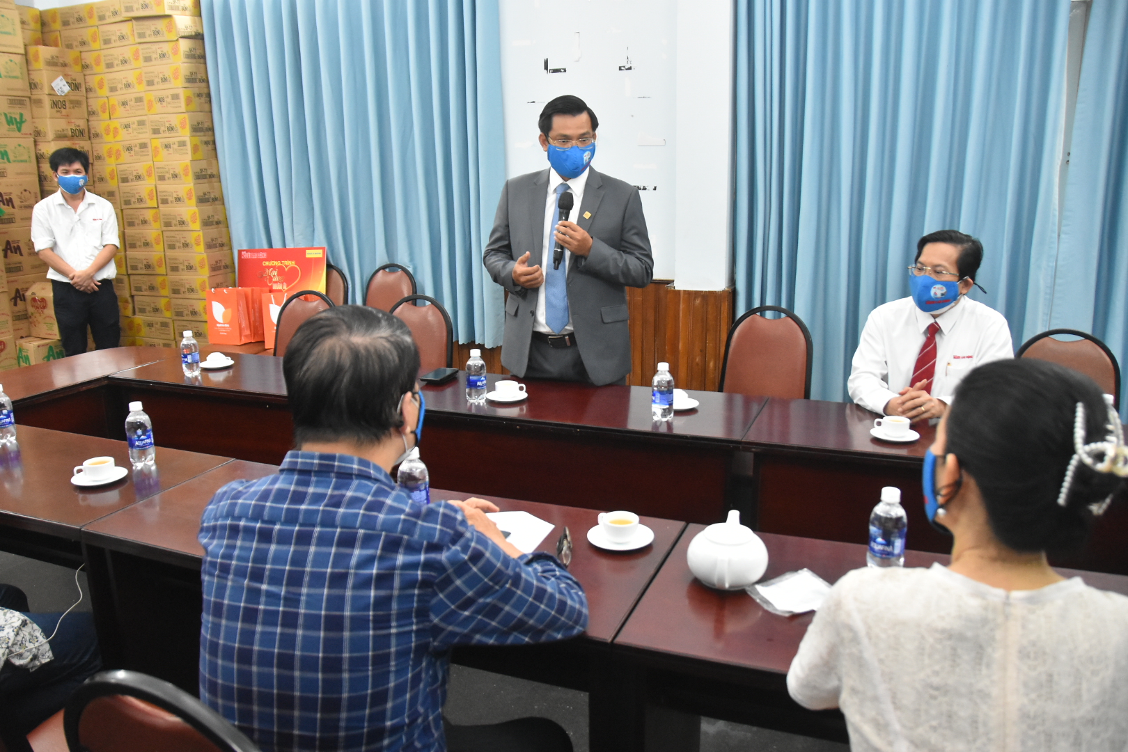 Chương tr&igrave;nh Mai V&agrave;ng nh&acirc;n &aacute;i  hỗ trợ 207 nghệ sĩ, c&ocirc;ng nh&acirc;n s&acirc;n khấu - Ảnh 4.