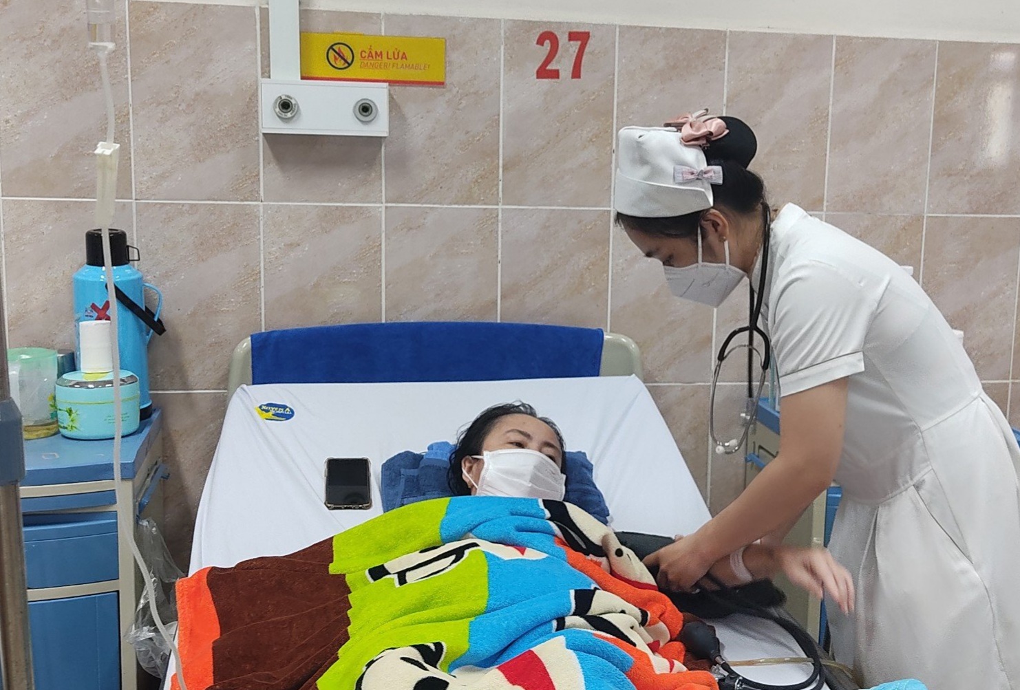 Bác sĩ mất 5 giờ bóc tách khối u "khủng" chứa 7 lít dịch nhầy