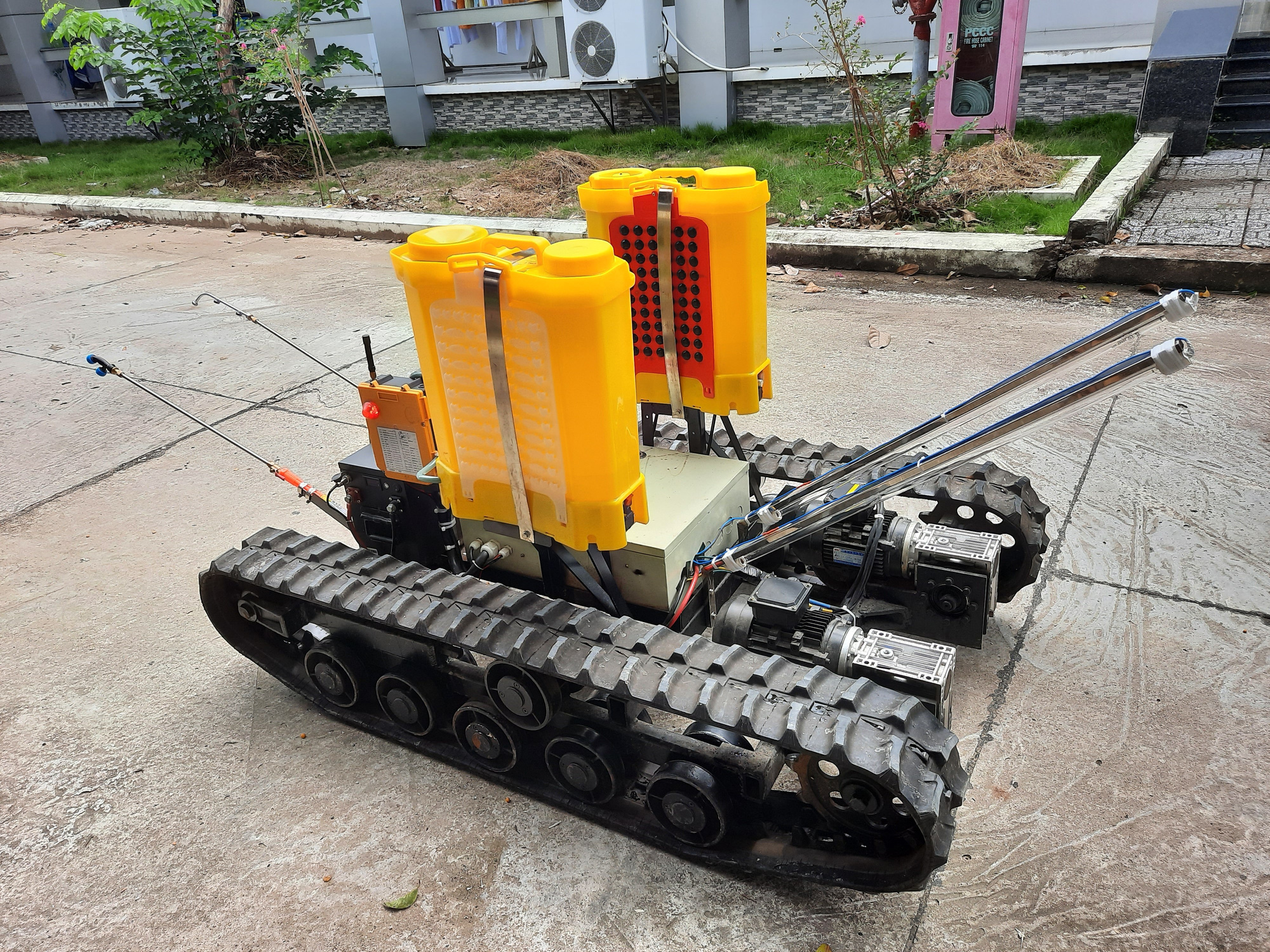 Robot phun khử khuẩn và chiếu xạ UV cho bệnh viện