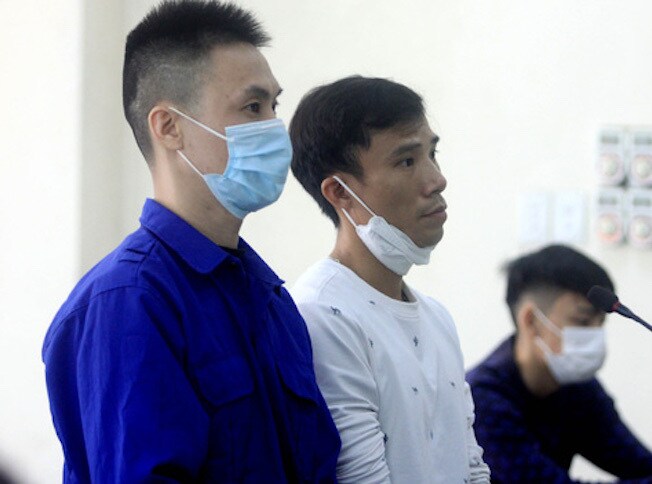 Tranh giành đón khách, nổ súng bắn đạn găm chi chít vào người đối thủ