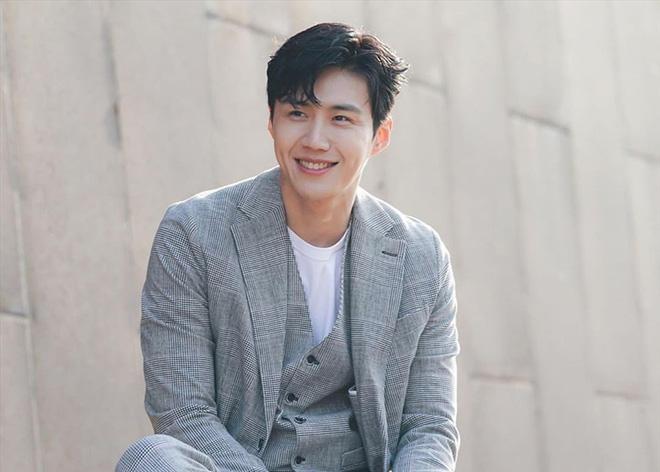 Nam diễn viên Kim Seon-ho xin lỗi vì ép bạn gái cũ phá thai - Ảnh 1.