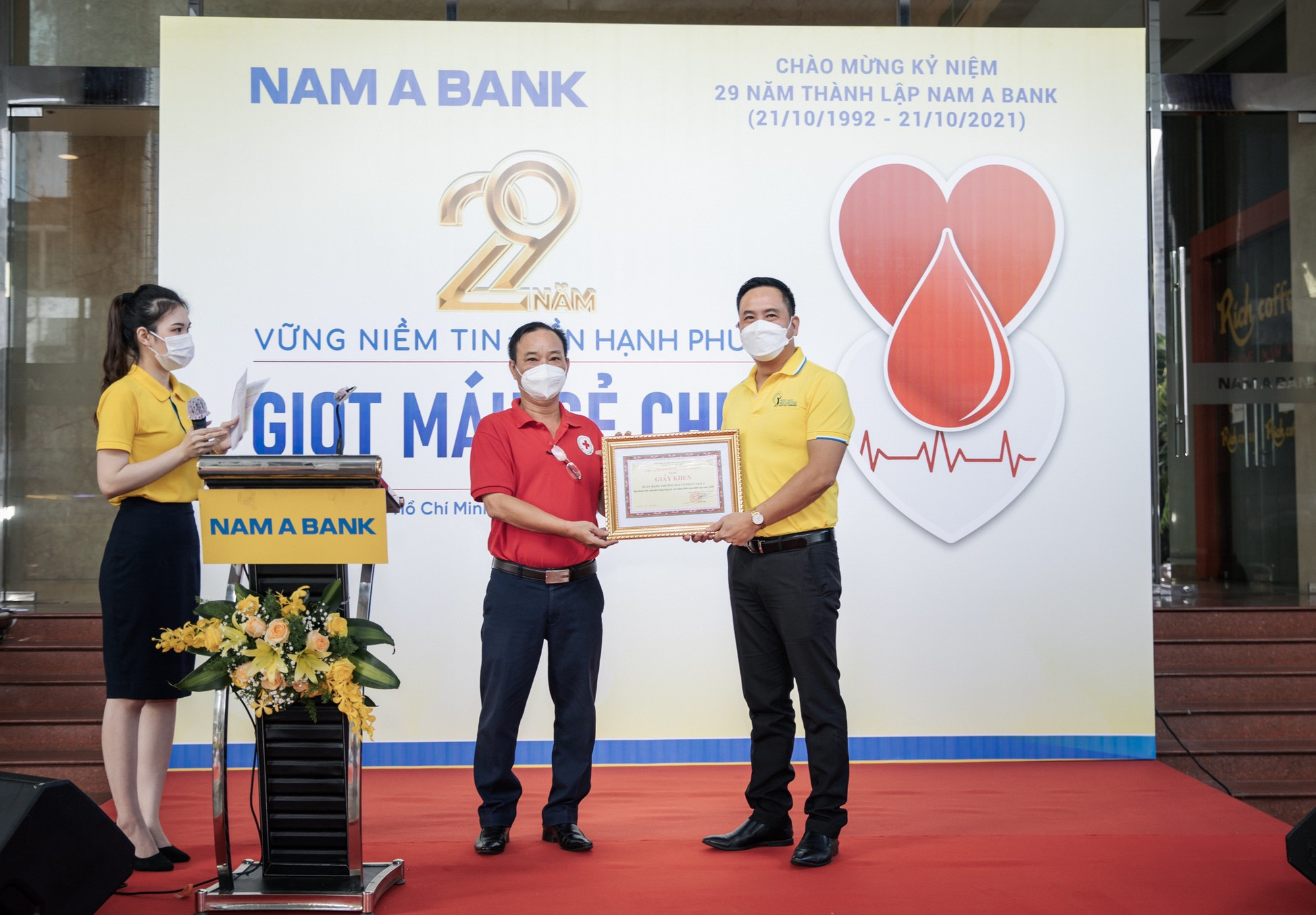 H&agrave;nh tr&igrave;nh 10 năm hiến m&aacute;u cứu người ở một ng&acirc;n h&agrave;ng - Ảnh 1.