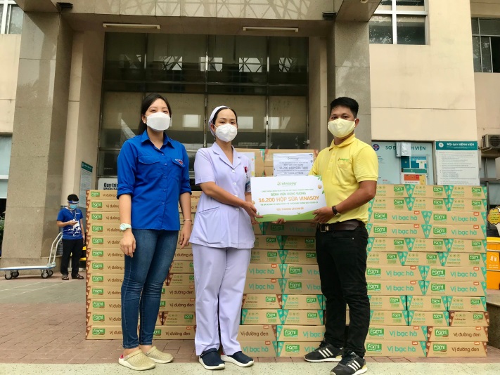 Vinasoy tặng 50.000 hộp sữa Fami cho nữ y bác sĩ tuyến đầu chống dịch