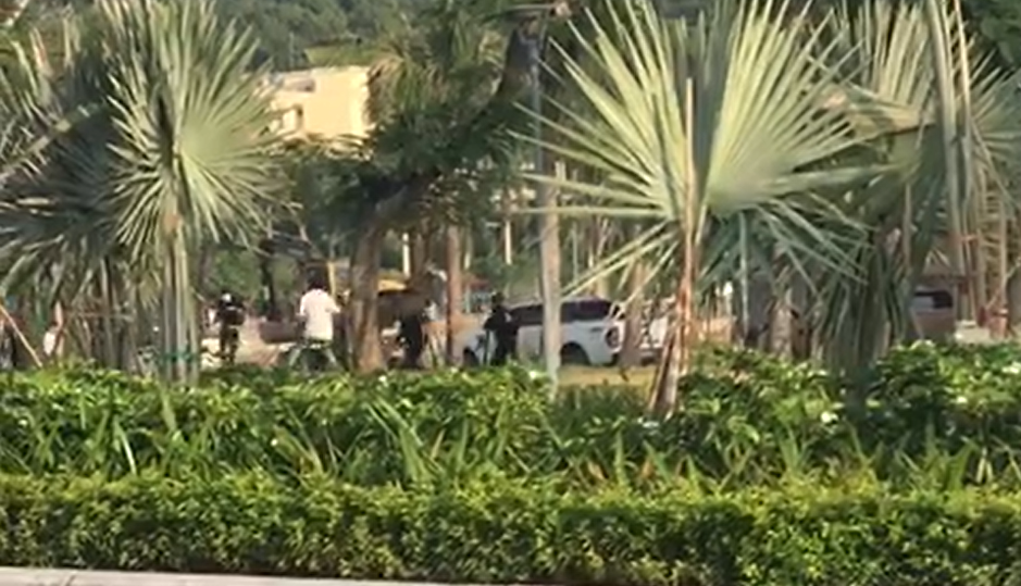 CLIP: Hai nh&oacute;m thanh ni&ecirc;n hỗn chiến kinh ho&agrave;ng, &iacute;t nhất 2 người thương vong - Ảnh 1.