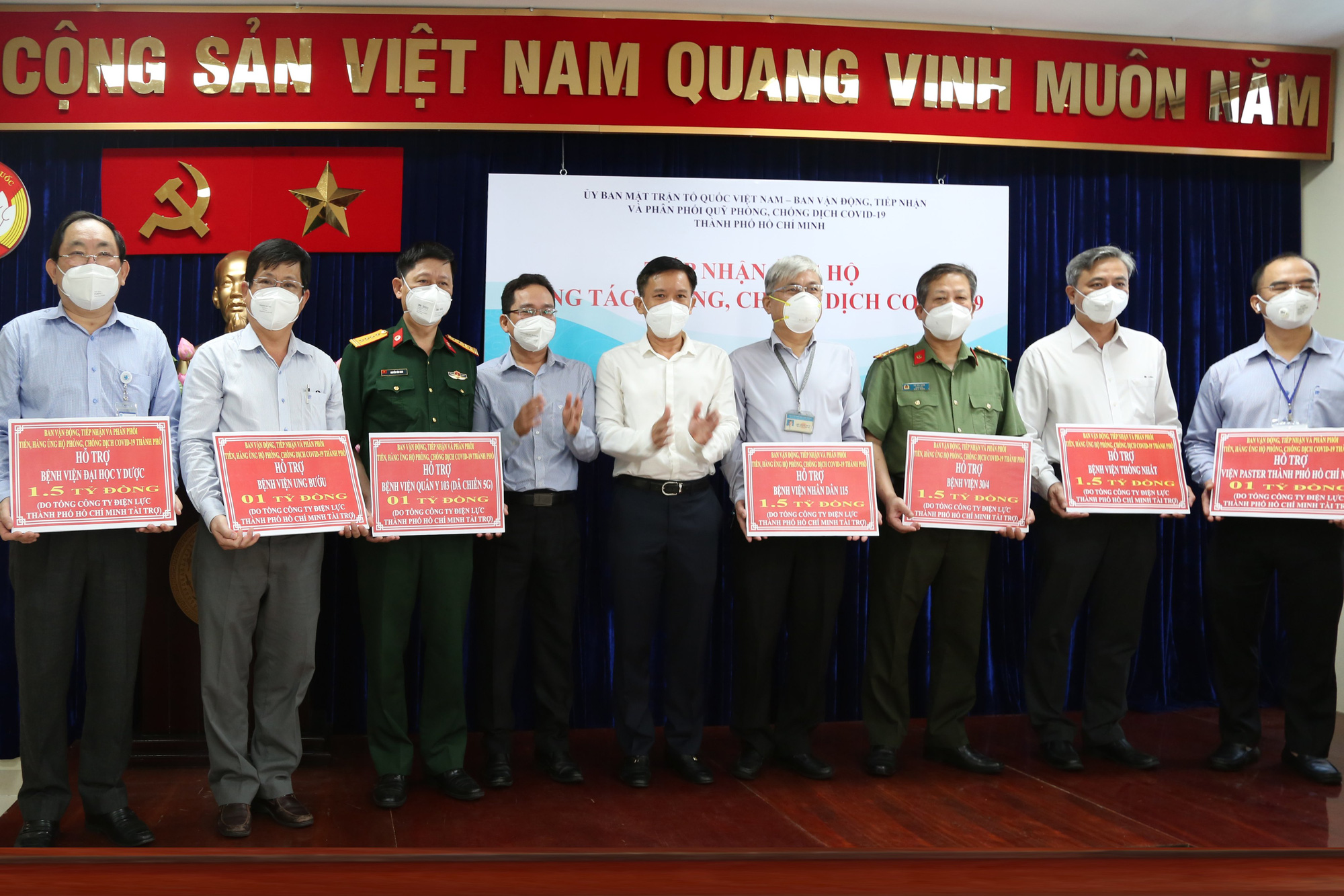 EVNHCMC trao 9 tỉ đồng ủng hộ c&aacute;c bệnh viện tuyến đầu điều trị Covid-19 - Ảnh 1.