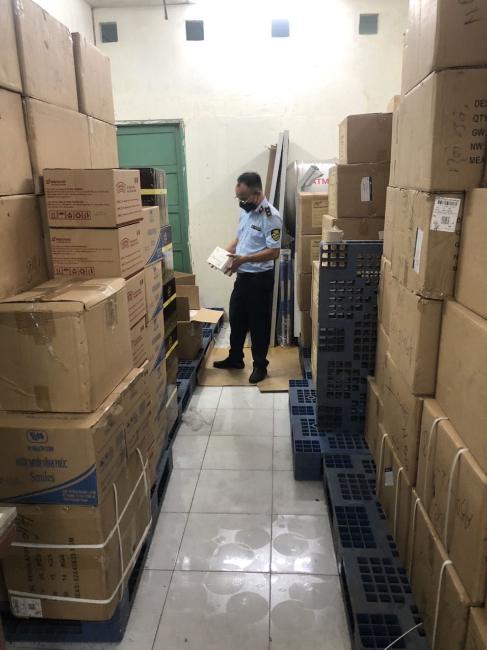 TP HCM: Ph&aacute;t hiện kho khẩu trang khủng trong khu&ocirc;n vi&ecirc;n cơ quan nh&agrave; nước - Ảnh 1.