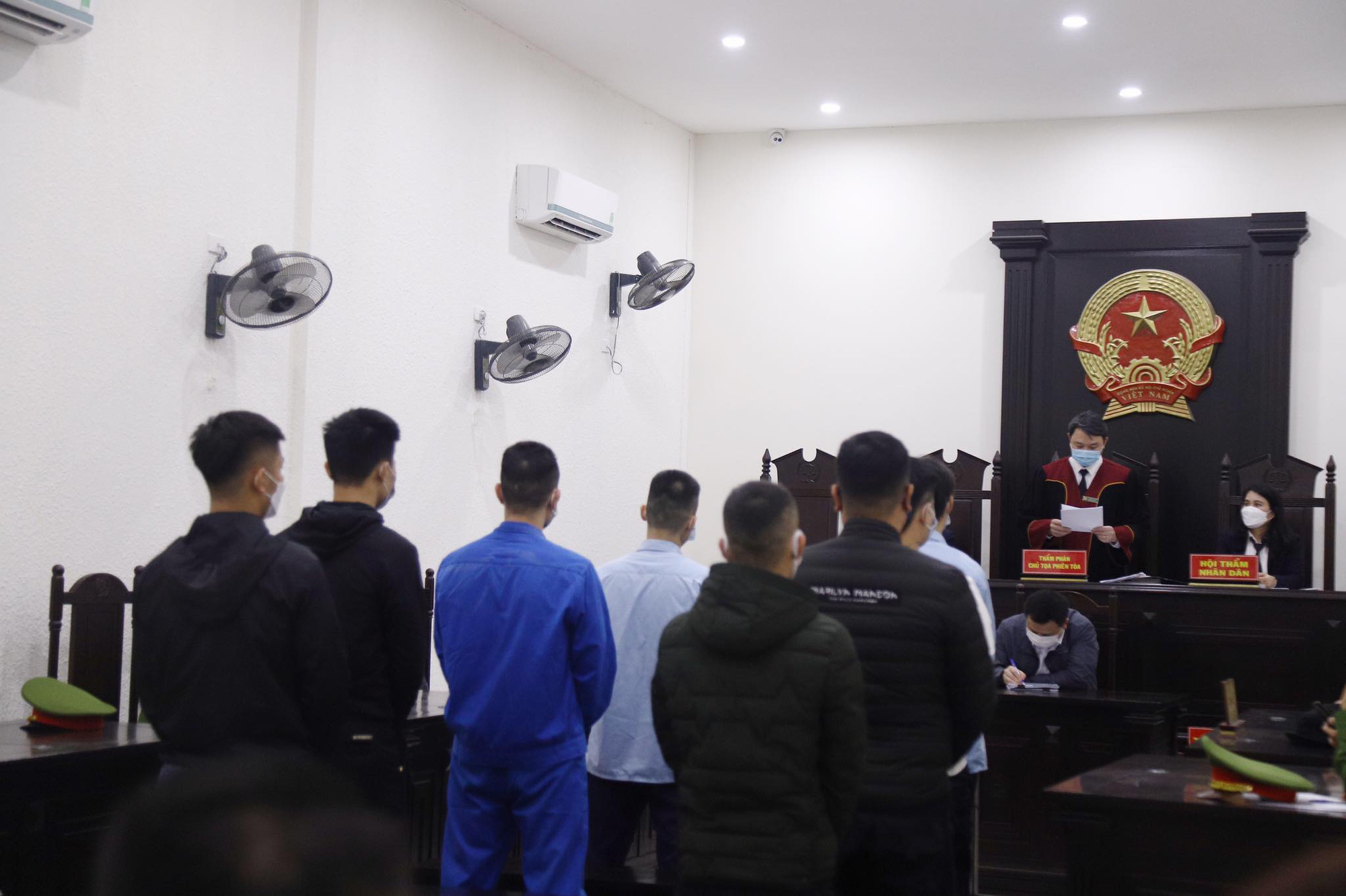 Cựu trung tá công an thuê đàn em tạt axit, nước sôi vào 2 thuộc cấp