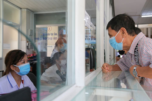 Bảo đảm quyền lợi BHYT cho người d&acirc;n sau gi&atilde;n c&aacute;ch - Ảnh 1.