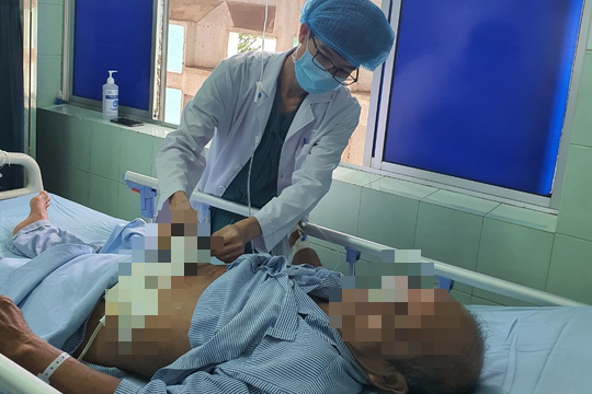 Người đàn ông gặp nạn sau khi nuốt 2 trái cà na