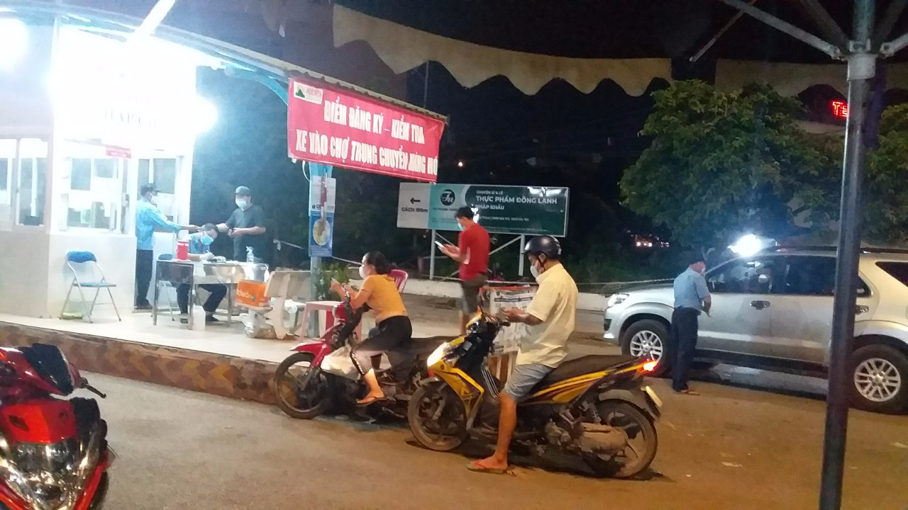 H&agrave;ng h&oacute;a tấp nập về chợ đầu mối H&oacute;c M&ocirc;n sau gần 4 th&aacute;ng vắng lặng - Ảnh 2.