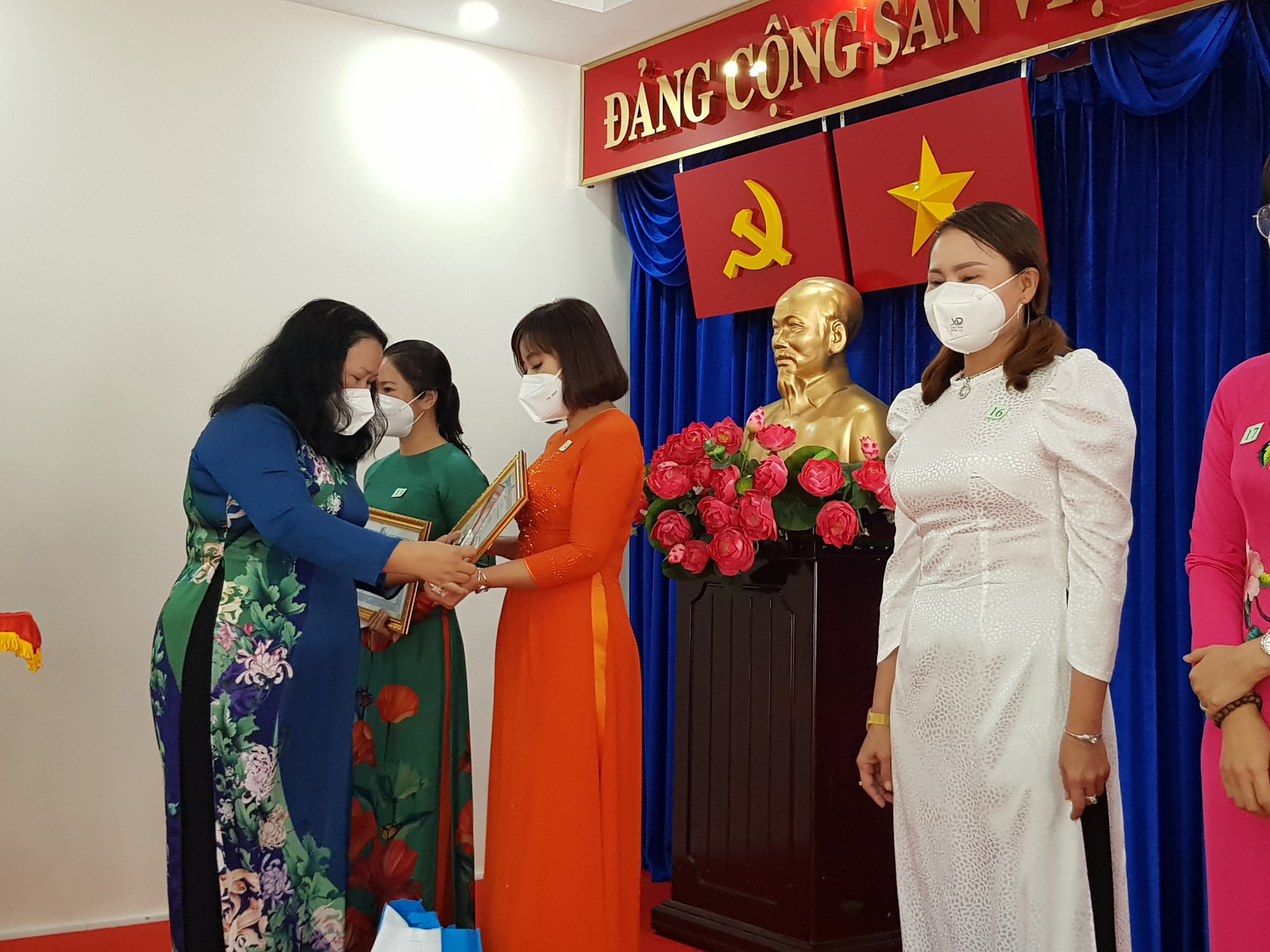 Tuy&ecirc;n dương 64 &ldquo;Đ&oacute;a hồng t&igrave;nh nguyện&rdquo; ph&ograve;ng, chống dịch Covid-19 - Ảnh 4.