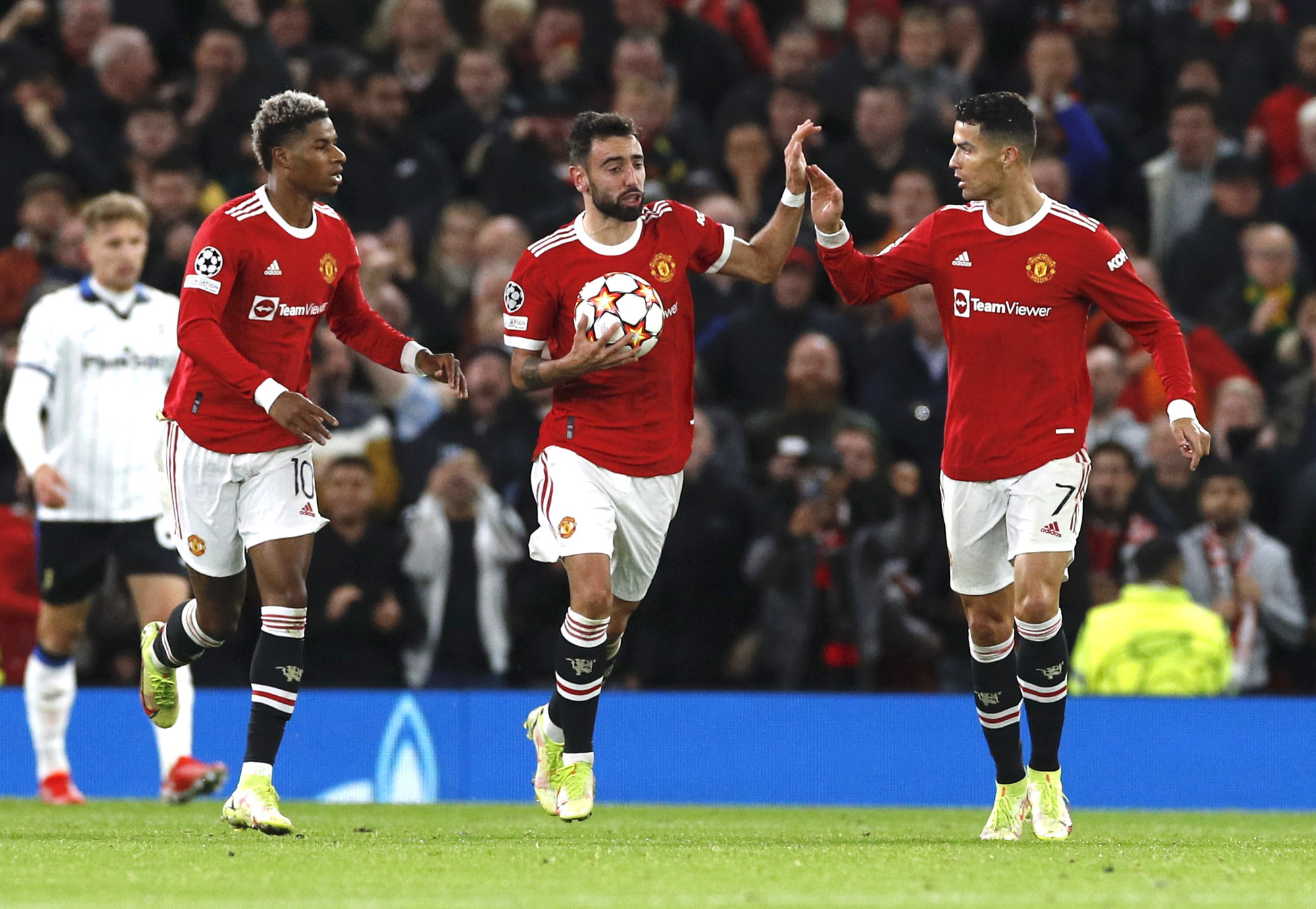 Ngược dòng "điên rồ" ở Old Trafford, Man United đại phá Atalanta
