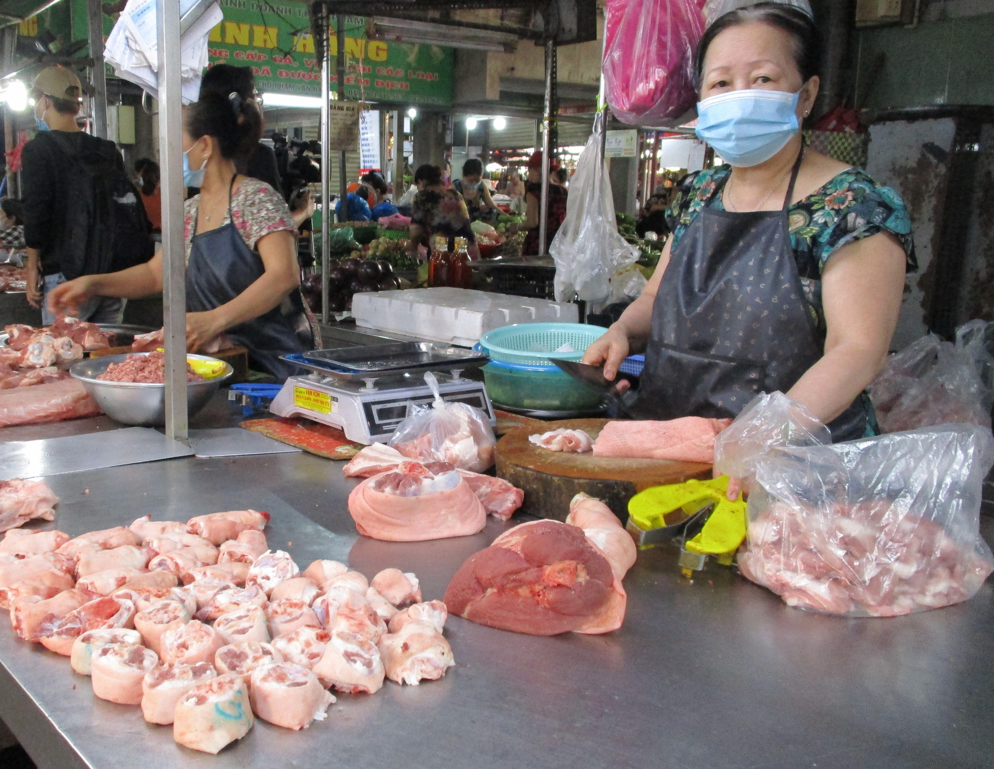 Giá heo hơi xuống đáy, giá thịt heo "trên trời"