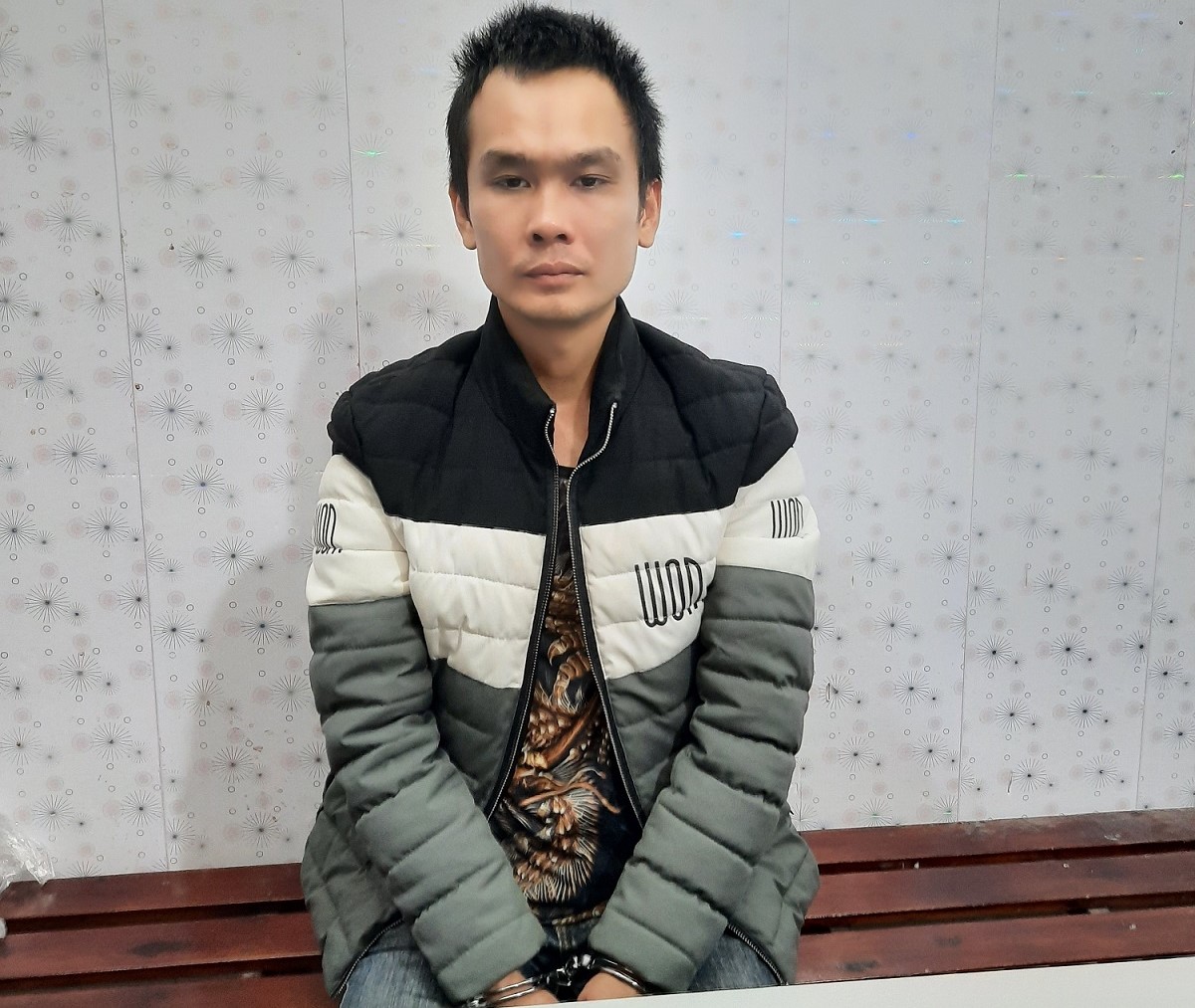 G&atilde; thợ điện đ&acirc;m bị thương 2 người rồi tiếp tục v&agrave;o viện truy s&aacute;t nạn nh&acirc;n - Ảnh 1.