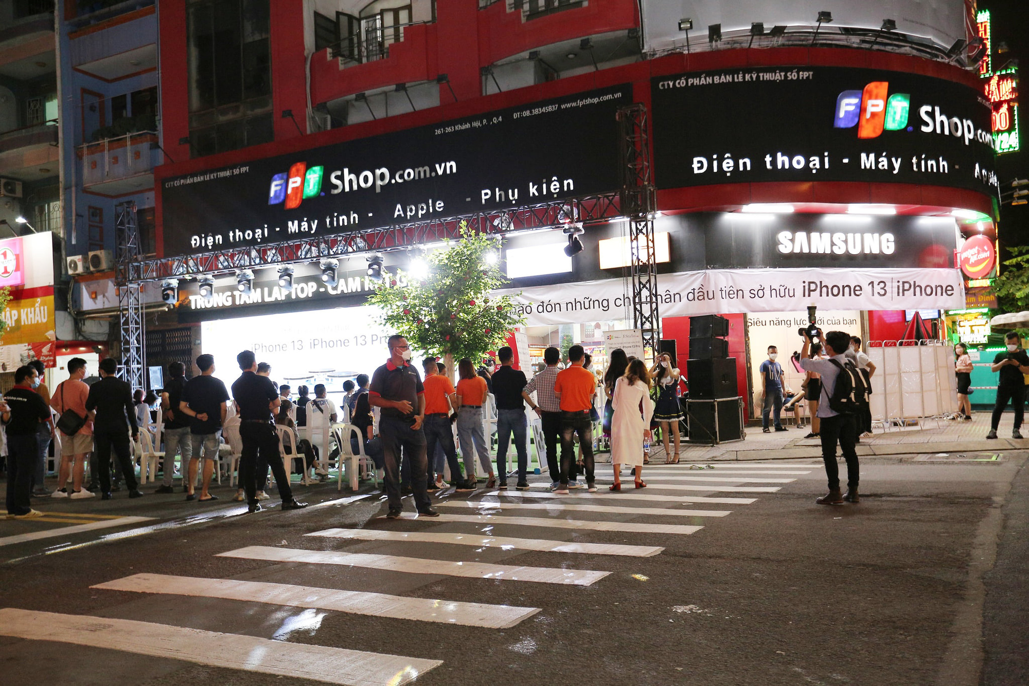 Tín đồ Apple xếp hàng từ nửa đêm để mua iPhone 13