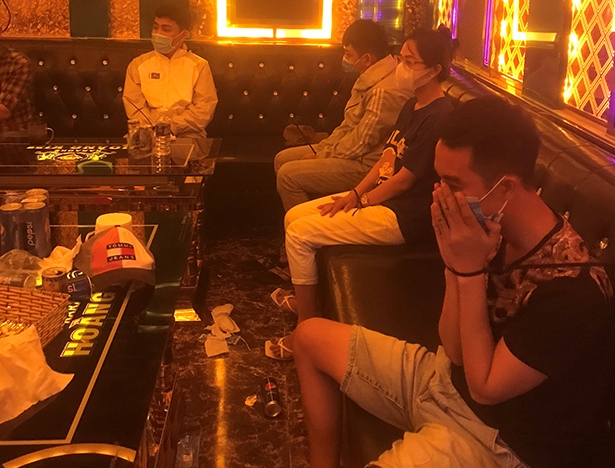 Đột kích quán karaoke giữa đêm, phát hiện hàng chục thanh thiếu niên phê ma túy