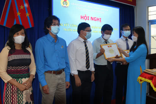 Khánh Hòa: Công đoàn giáo dục san sẻ khó khăn với người lao động - Ảnh 1.