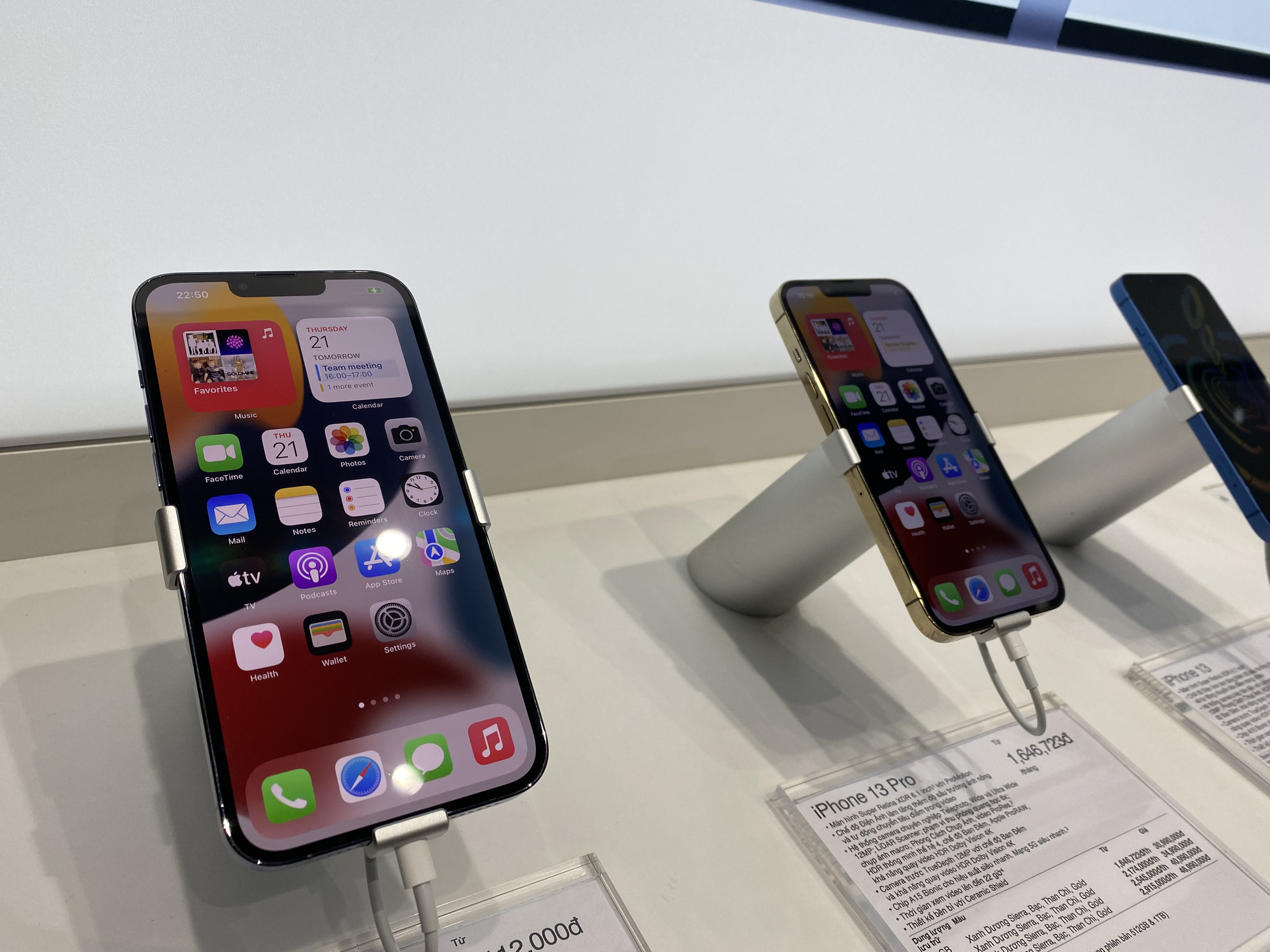 iPhone 13 khan hàng, nhiều người có tiền cũng chưa mua được