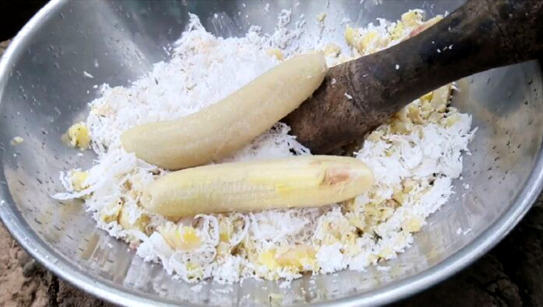 Về qu&ecirc; ăn chuối quết dừa - Ảnh 2.