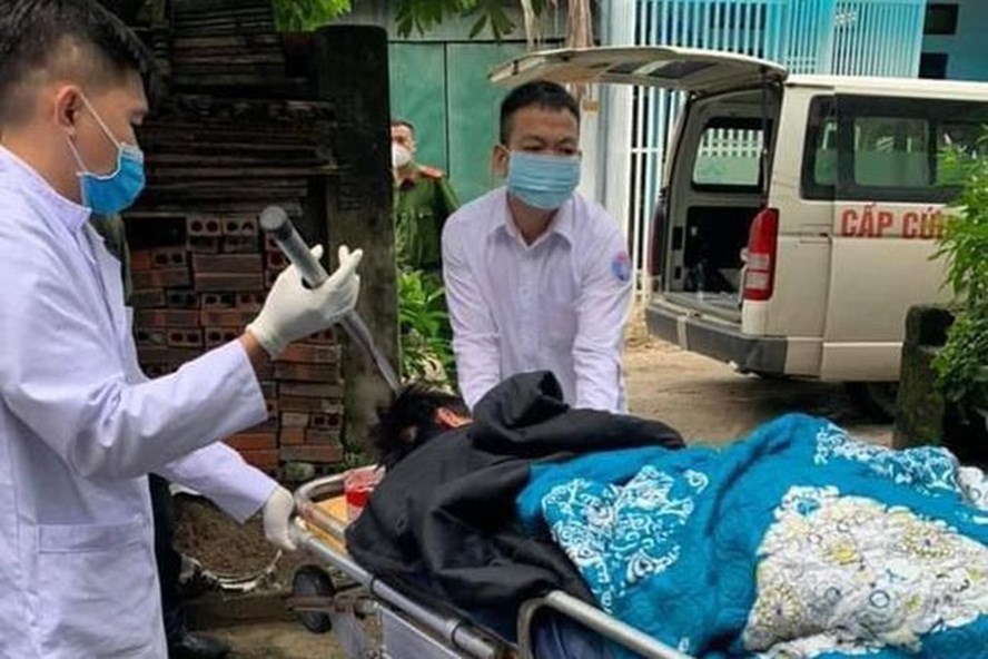 Xích mích trong phòng trọ của cô gái, nam thanh niên cầm dao quắm bổ vào đầu bạn thân