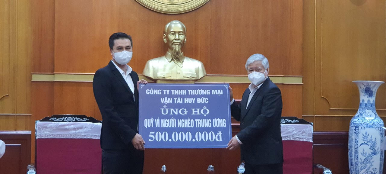 Doanh nhân Nguyễn Nam Phương trao tiền phòng chống dịch COVID-19 và giúp đỡ người nghèo - Ảnh 2.