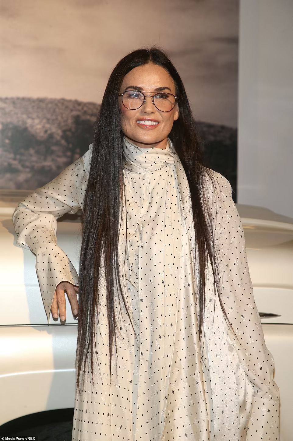Minh tinh Demi Moore &ldquo;đọ d&aacute;ng&rdquo; với Eva Longoria - Ảnh 2.