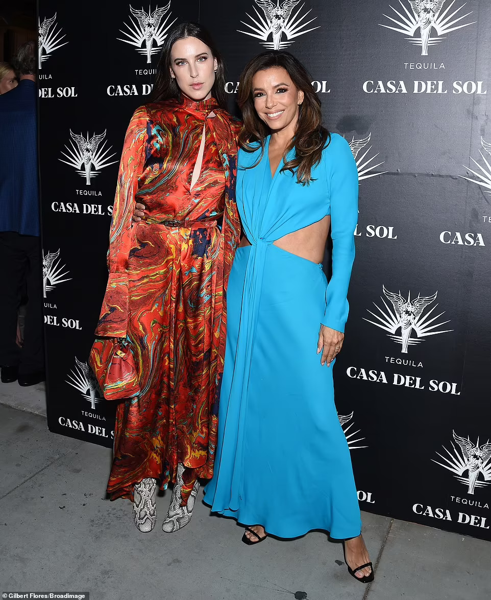Minh tinh Demi Moore &ldquo;đọ d&aacute;ng&rdquo; với Eva Longoria - Ảnh 7.