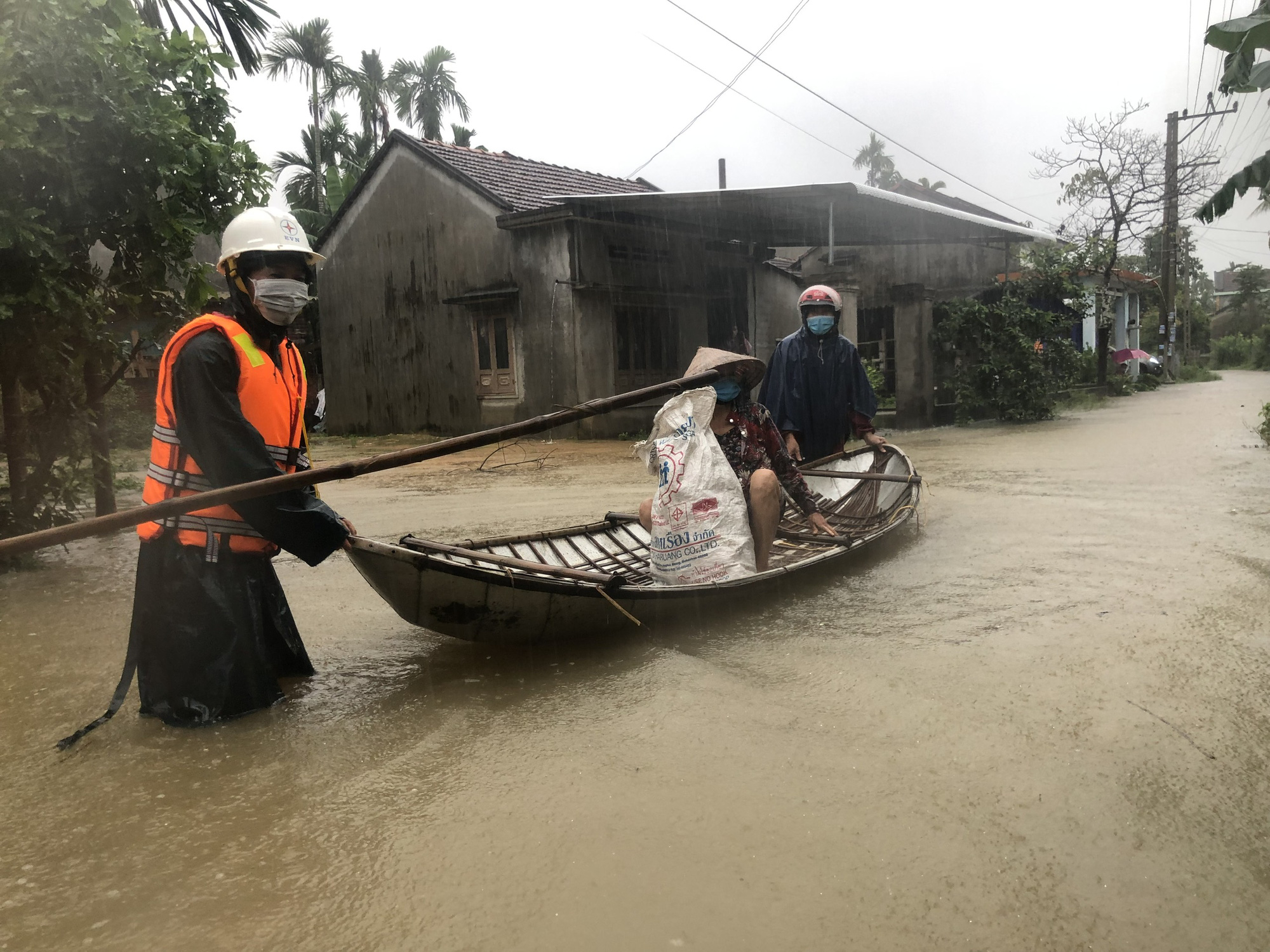 Quảng Ng&atilde;i: Khẩn cấp ứng ph&oacute; đợt mưa to, s&oacute;ng dữ tr&aacute;i m&ugrave;a - Ảnh 1.