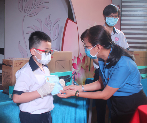 Tặng học bổng, phương tiện học tập cho con CNVC-LĐ khó khăn