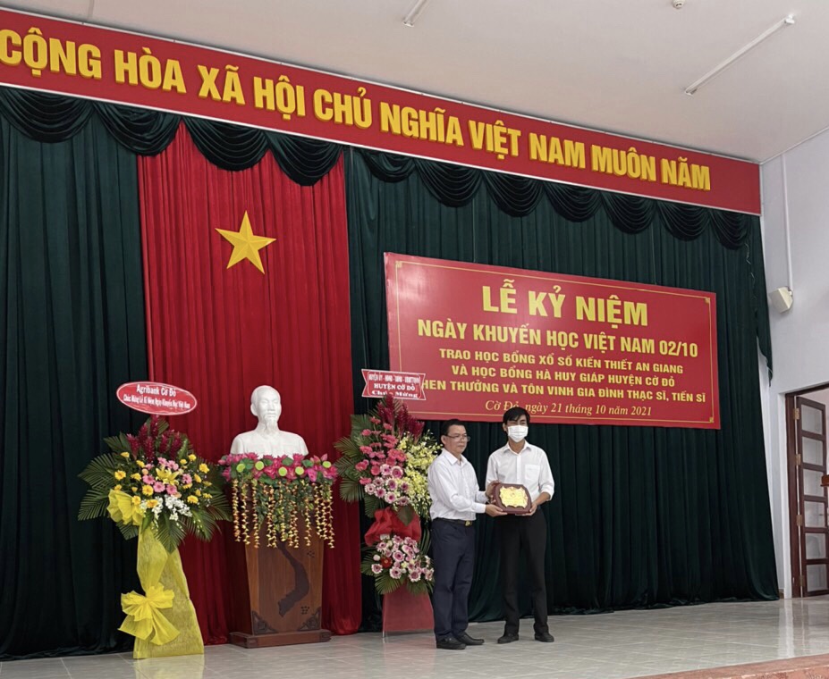 Agribank chi nh&aacute;nh huyện Cờ Đỏ ủng hộ kinh ph&iacute; x&acirc;y dựng cầu k&ecirc;nh Thủy Lợi - Ảnh 4.