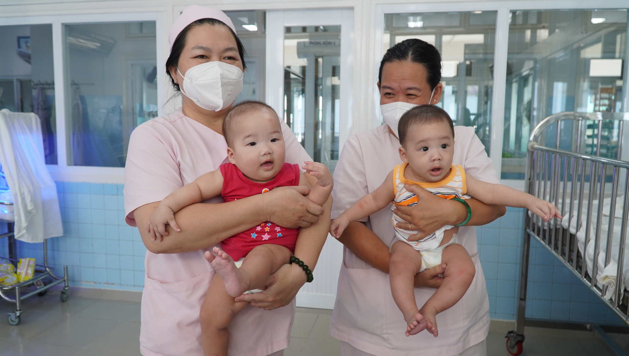 VIDEO: Những em bé bị ba mẹ "bỏ quên" trong bệnh viện